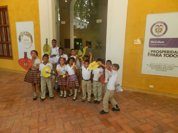 La Fundación BAT fortalece la cultura popular. Niños y jóvenes participan de los talleres de reciclaje y arte popular.