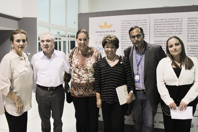 Amparo Sinisterra de Carvajal, presidenta de la casa Proartes, Eduardo Serrano y Elvira Cuervo de Jaramillo ,jurados del IV Salón BAT;  Beatriz Barros ,directora ejecutiva de la casa Proartes ; José Vidal director Centro Cultural Comfandi, y Ana María Delgado, gerente  de la Fundación BAT. 