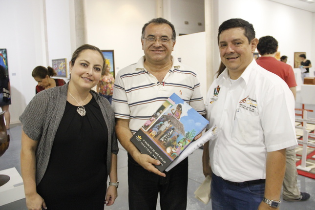 Ana María Delgado, Carlos Galvis recibiendo el libro del salón BAT, y el Director de Cultura Andrés Mauricio Troncoso.